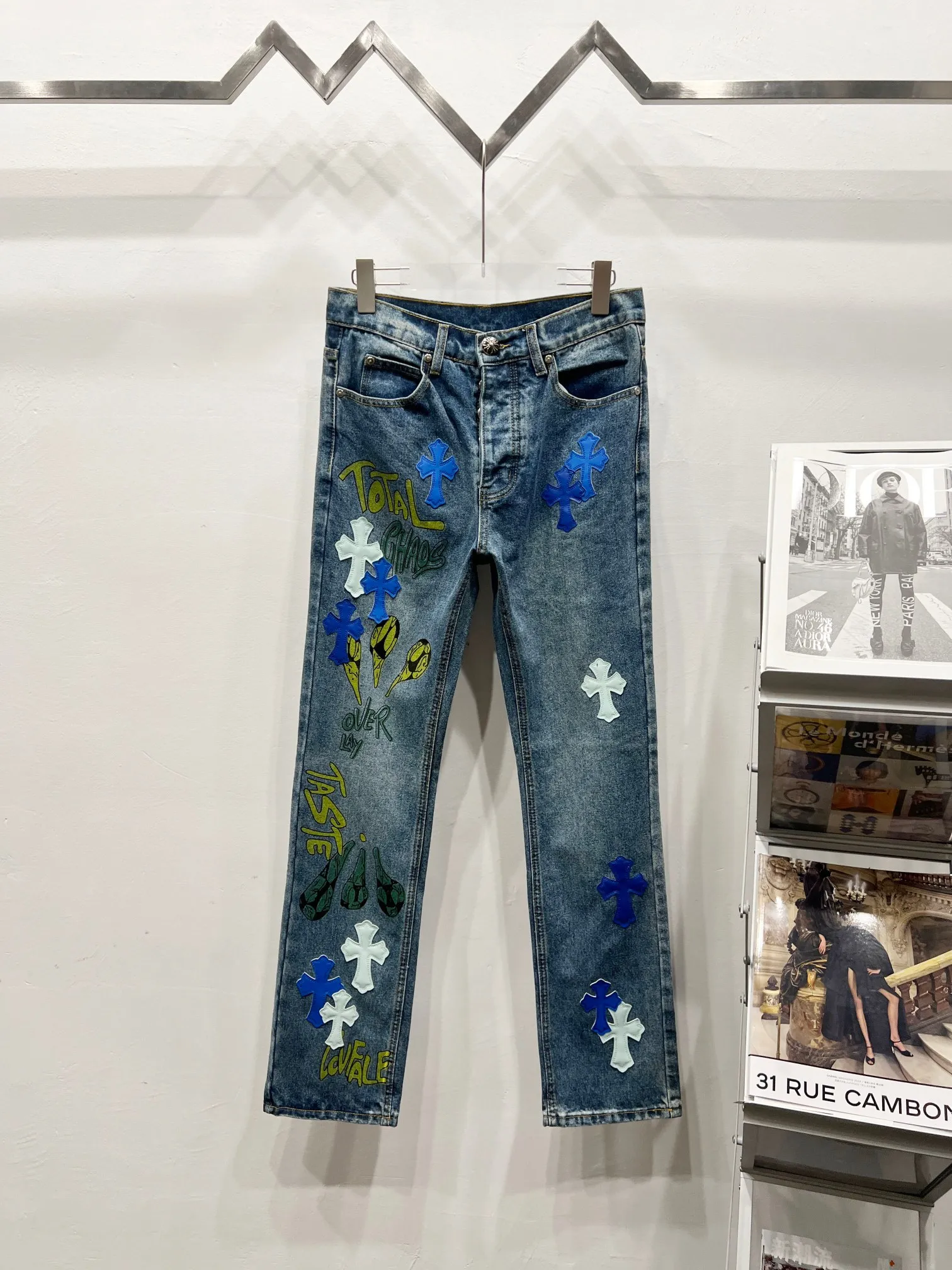P260 Style No.: (c012) Crow Heart & 𝐂𝐡𝐫𝐨𝐦𝐞 𝐇𝐞𝐚𝐫𝐭 ss25 new graffiti letters blue and white cross patchwork leather couple style loose washed micro-boot jeans. Styles with different washed textures are very friendly to people with thin legs. The micro-flare version perfectly modifies the leg shape. The timeless and moderate length makes it easy to match and match. It is the basis for various styles and is a must-have in your wardrobe! The fabric is stiff but also makes the upper body soft without losing texture. The washing process is even more perfect. It is a must-have item for everyone! ! ! Washed wheat, hang tag, pants label, three labels complete Color: blue Size: 28-30-32-34-36
